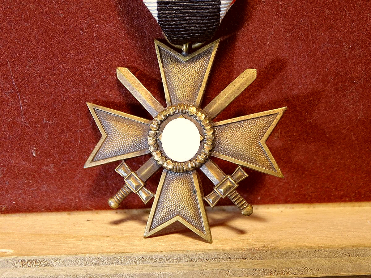 Kriegsverdienstkreuz 1939 mit Schwertern, Buntmetall, o. Hst. Mit Bandabschnitt