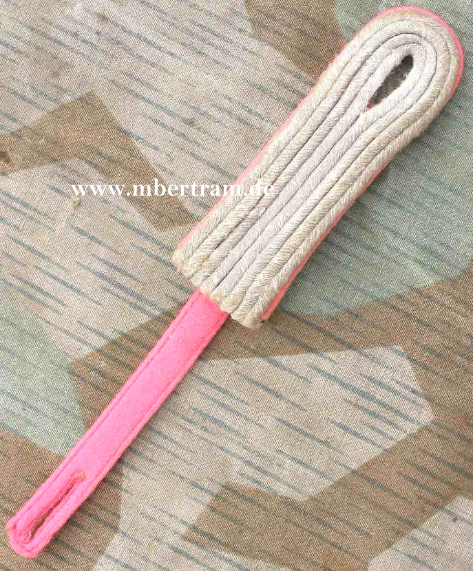 Schulterklappe Leutnant Panzereinheiten. Waffenfarbe rosa