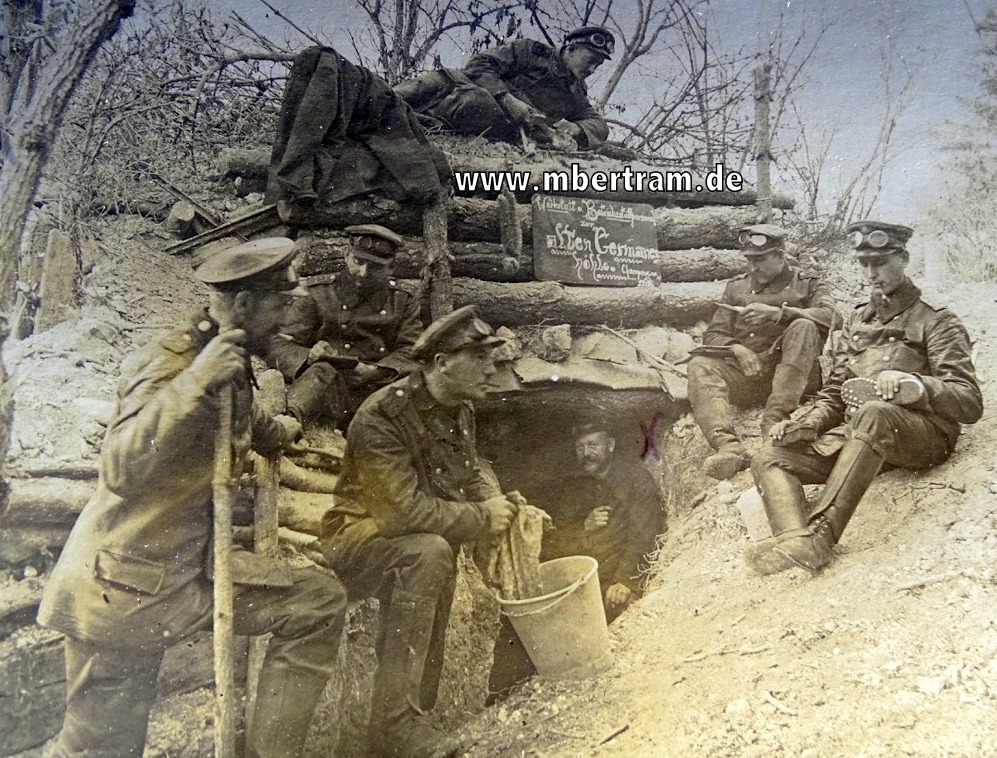 Foto: 6 Angehörige der Kraftfahrtruppe 1. Weltkrieg im Schützengraben