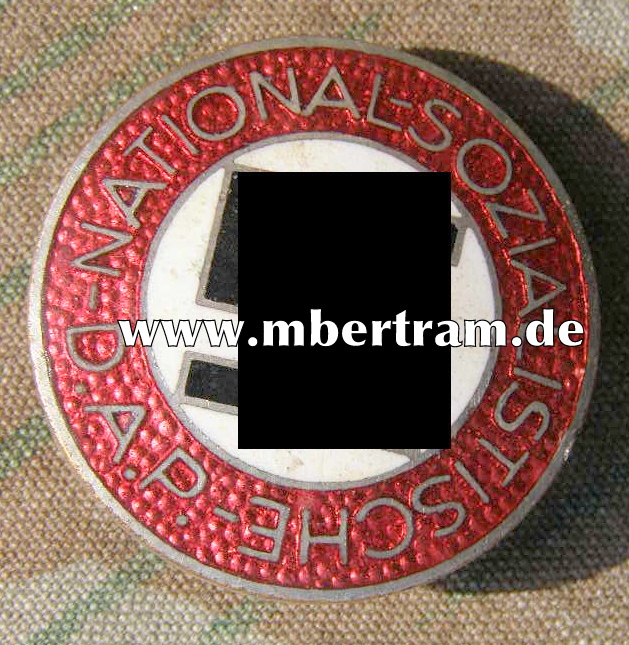 NSDAP PARTEIABZEICHEN, EMAILLIERT, AN ANSTECKKNOPF