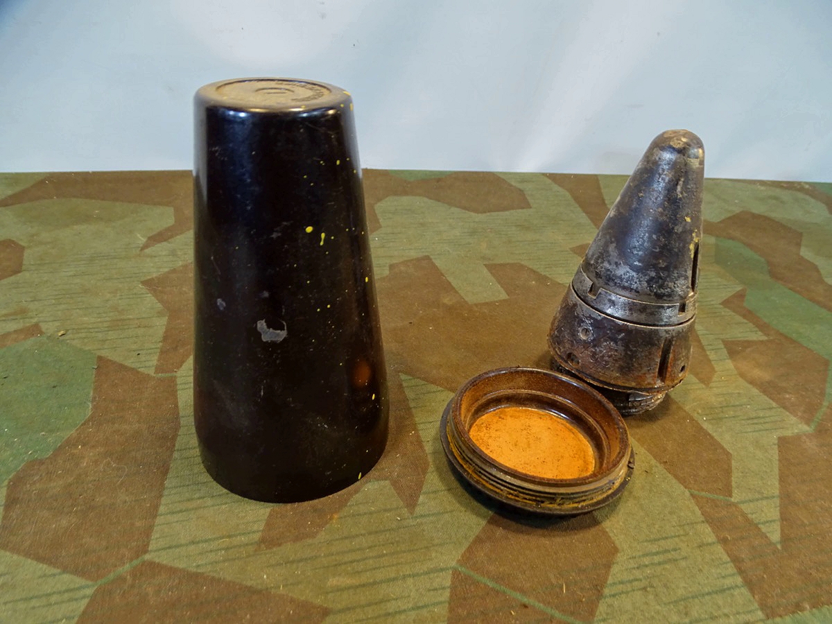 Wehrmacht Deko S/30 Zünder mit Zünderbüchse 1 /Bakelitbehälter, z.B. für 8,8 Flak Granaten.  Wehrmacht Deko S/30 Zünder mit Zünderbüchse 1 /Bakelitbehälter, z.B. für 8,8 Flak Granaten.