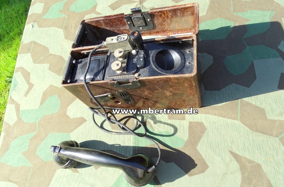 WH Feldtelefon, WaA Abnahme, nrgl- Baujahr 1939 auf Kurbel, Gehäuse, Hörer.