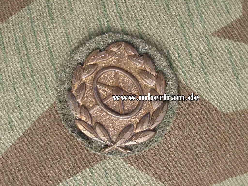 Kraftfahrbewührungsabzeichen in Bronze auf Heeresstoff