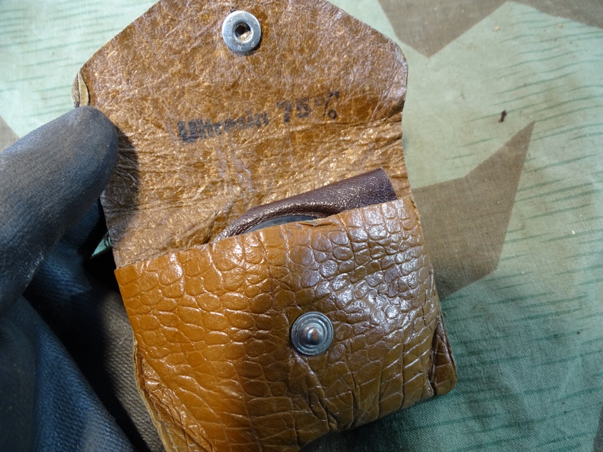 Wehrmacht Staubbrille, / Kradfahrerbrille. Braunes Leder. Getönte Gläser. Ersatzstoff Schutzhülle Wehrmacht Staubbrille, / Kradfahrerbrille. Braunes Leder. Getönte Gläser. Ersatzstoff Schutzhülle