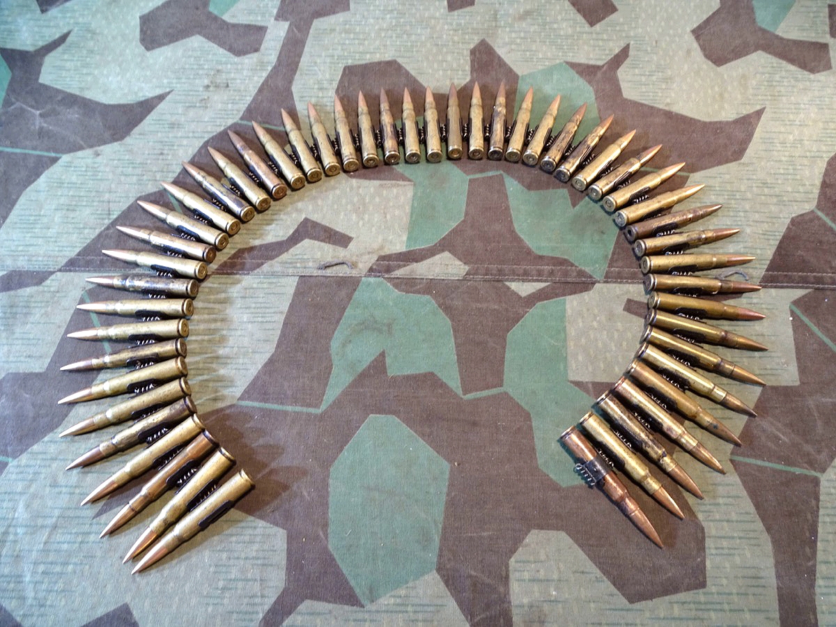 Wehrmachts Patronengurt / Gurtkette mit Einführstück und 53 Deko Buntmetall Patronen 8x57, gemischte Hersteller