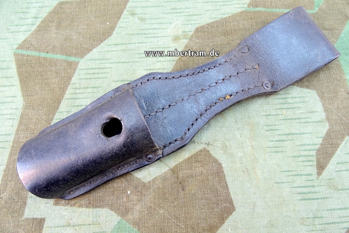 Koppelschuh zum Seitengewehr M 1884/98, Hersteller und 1942 gestempelt