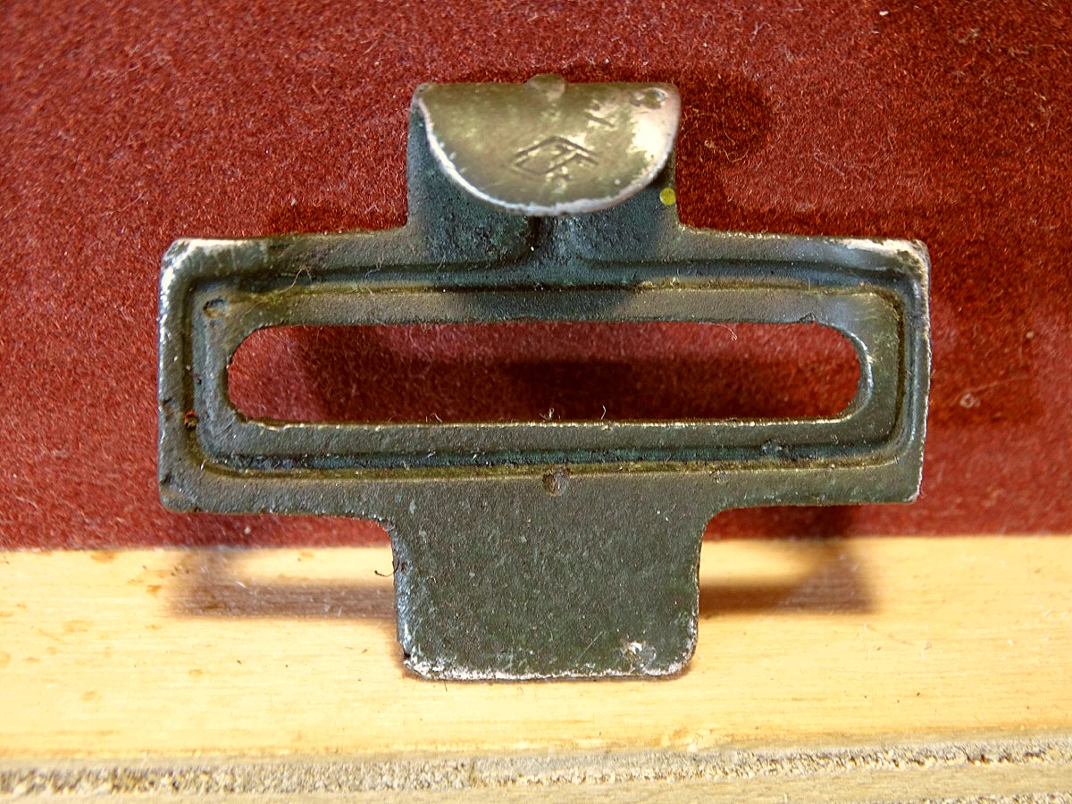 Feldgrauer Gegenhalt / Gegenhaken für Alu Koppelschlösser 3. Reich, Herstellermarke