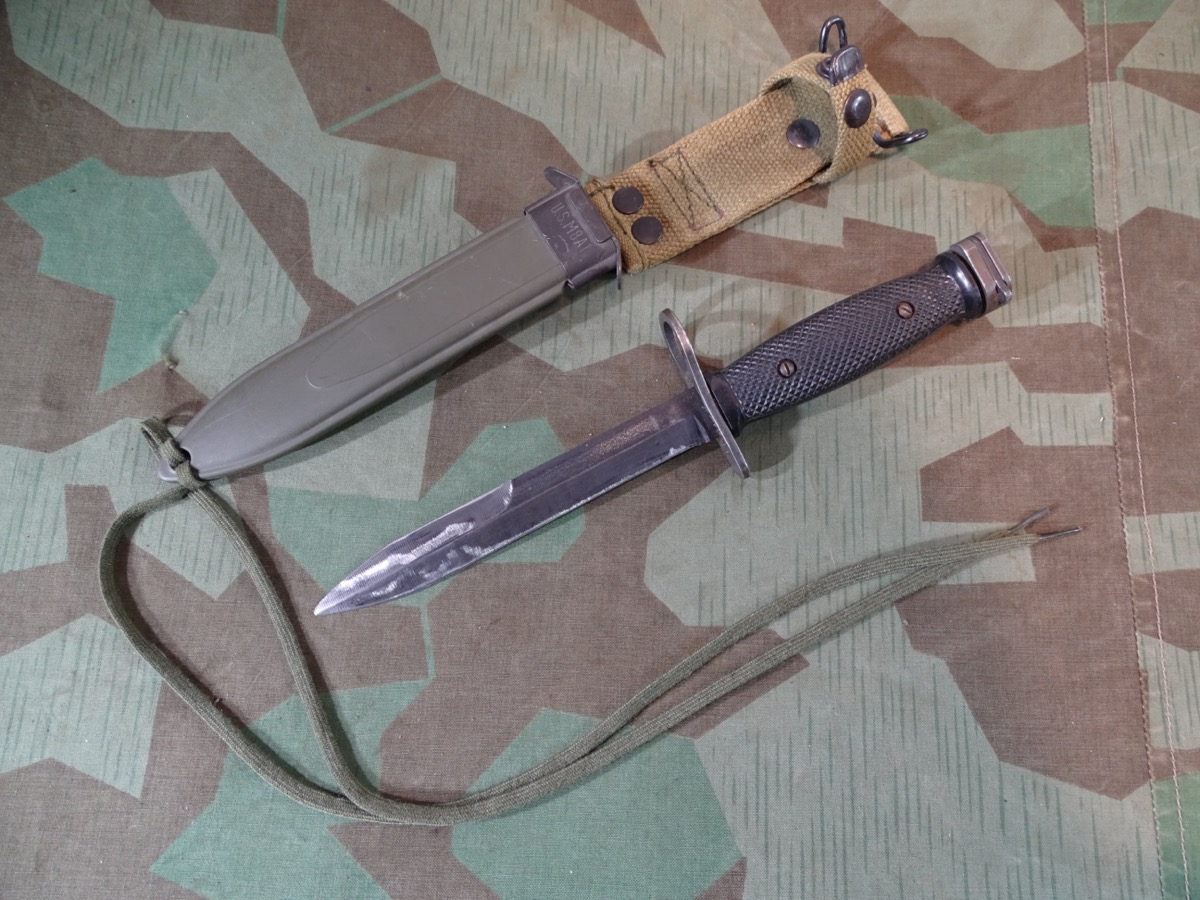 US Kampfmesser mit M8A1 Scheide und U.S. Bayonet-Knife, M7 für M 16 Gewehr  US Kampfmesser mit M8A1 Scheide und U.S. Bayonet-Knife, M7 für M 16 Gewehr