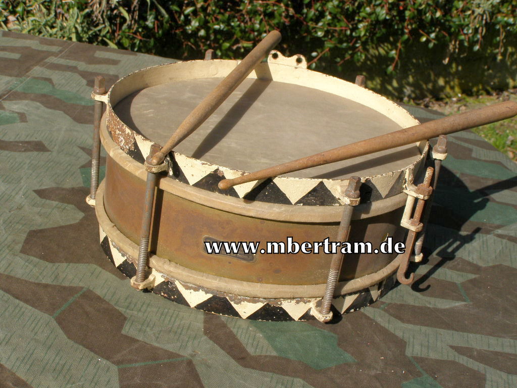 HJ/ DJ Trommel, Durchmesser ca. 29 cm, m. Trommelstücke