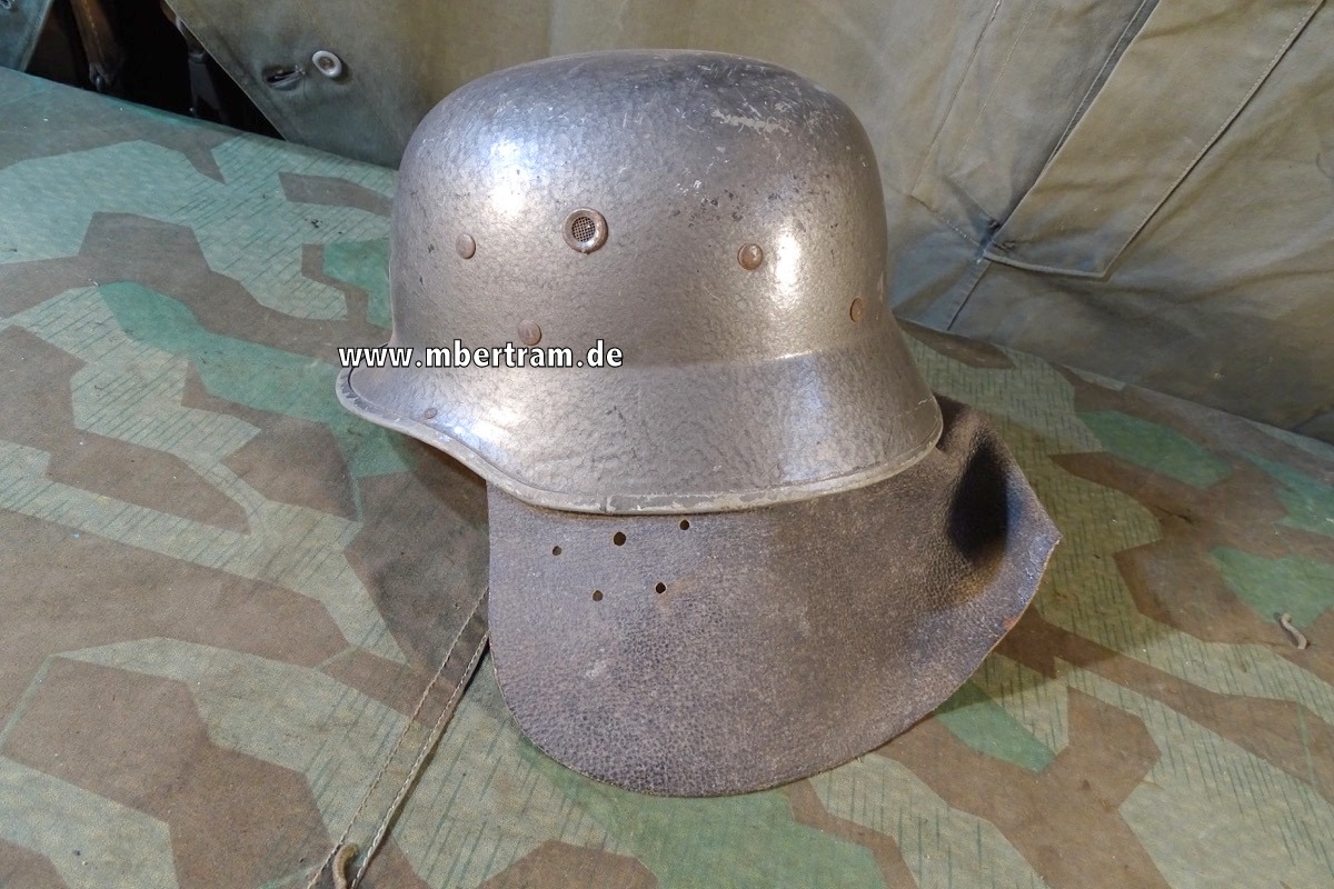 DDR Fieberglas Feuerwehrhelm mit Nackenleder, wie Wehrmachts Parade Helm