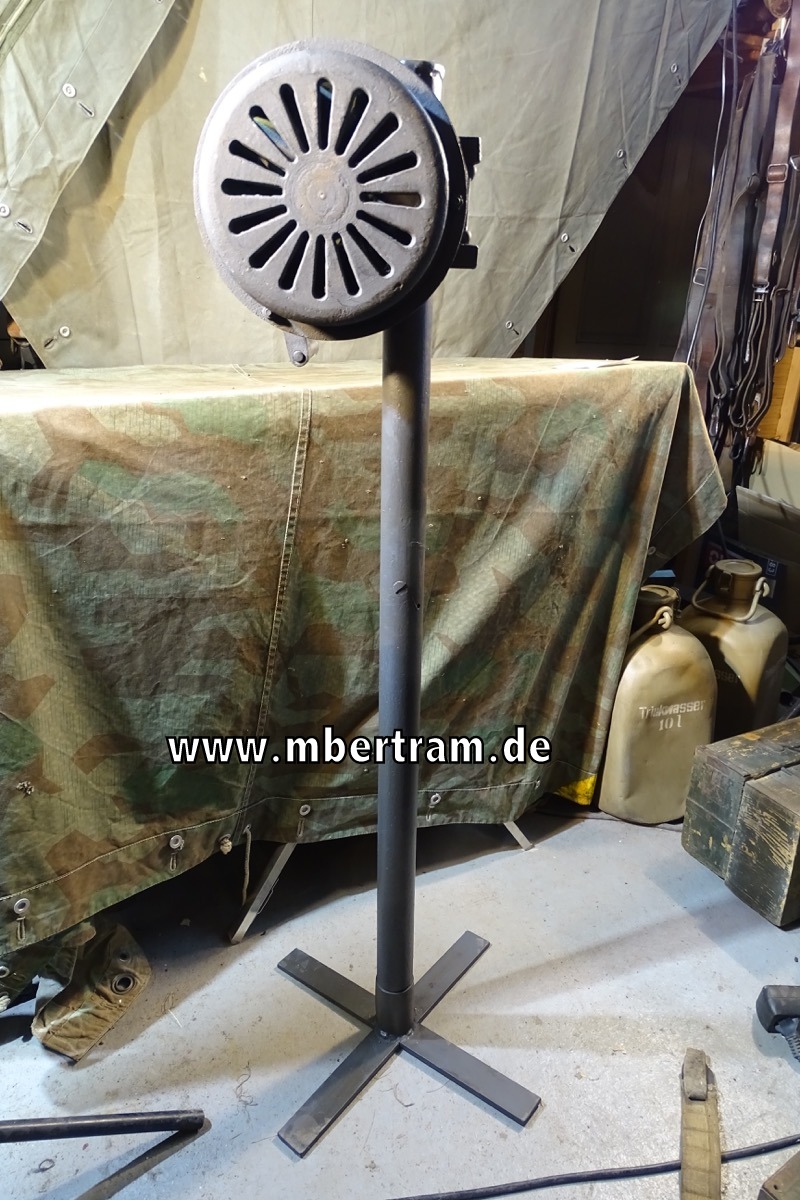 Funktionsfähige Luftschutz Sirene 1941 auf Stativ