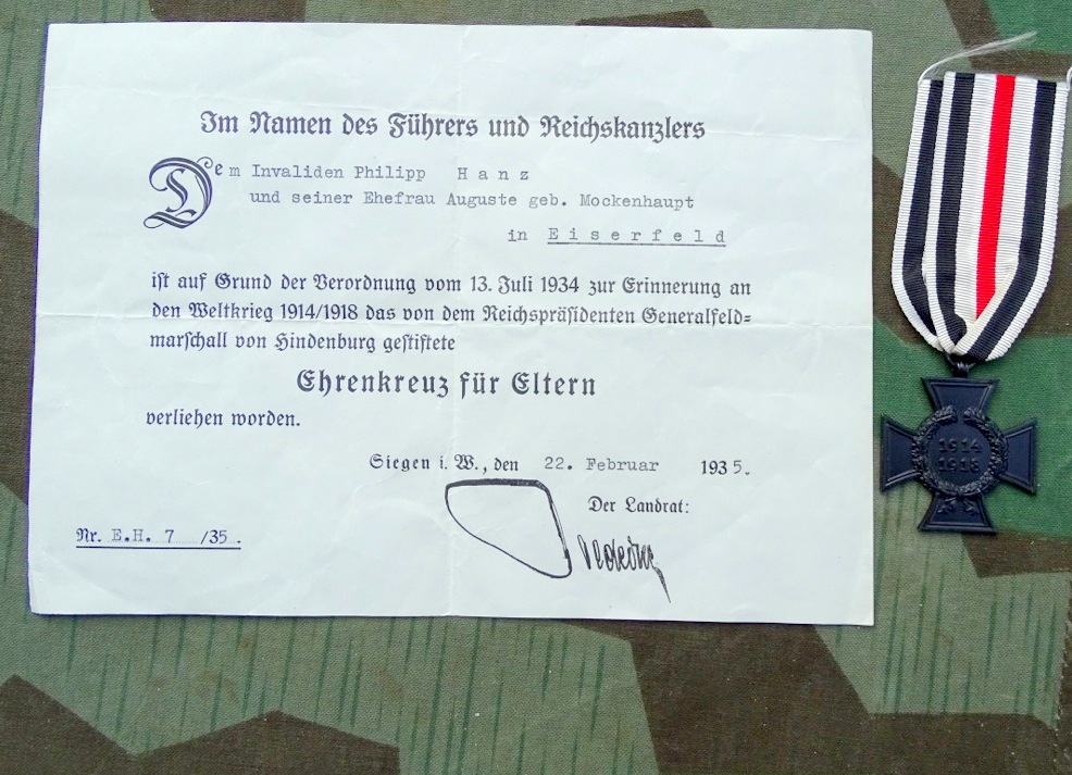 Urkunde für Ehrenkreuz für Eltern 1914-1918 , Eiserfeld/ Siegen, 1935, u. Abzeichen