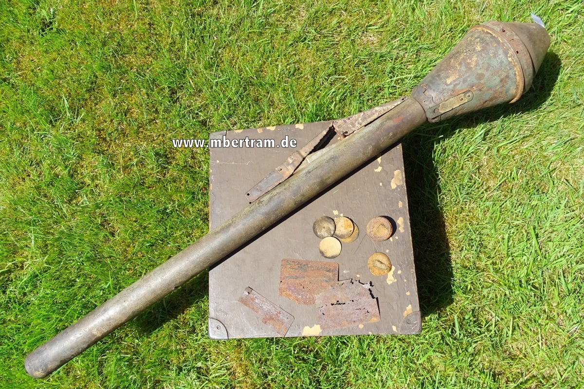 Deko Panzerfaust 60 oder 100, originalzustand, unrestauriert. Feldgrau.