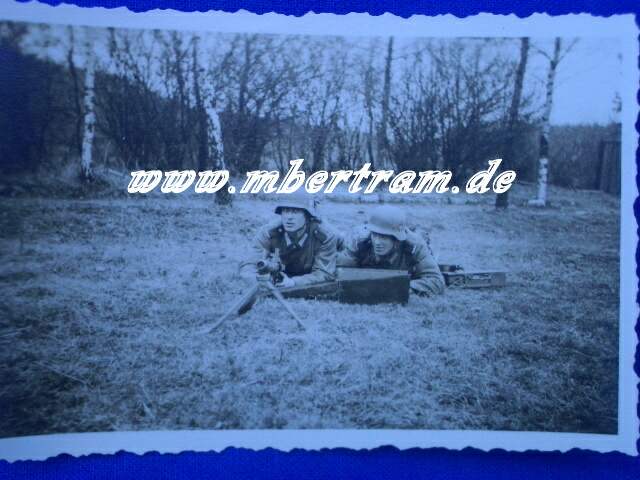 MG 34, Schütze 1u.2 , Helme mit Wappen, M 36 Uniform