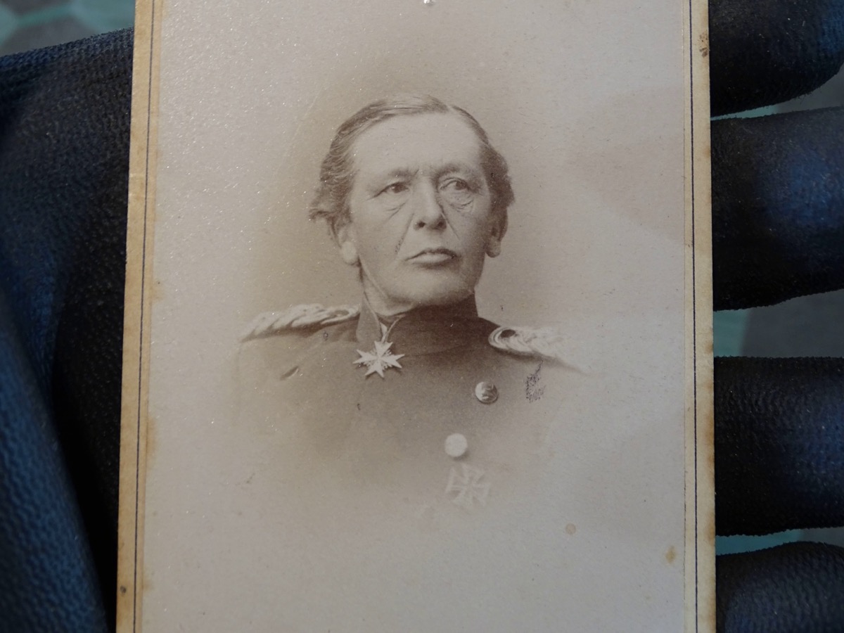 Studioaufnahme eines hohen Offiziers ( Generalsschulterstücke ? ) um 1900, EK 1 ( 1870?) und Johanniterorden. 