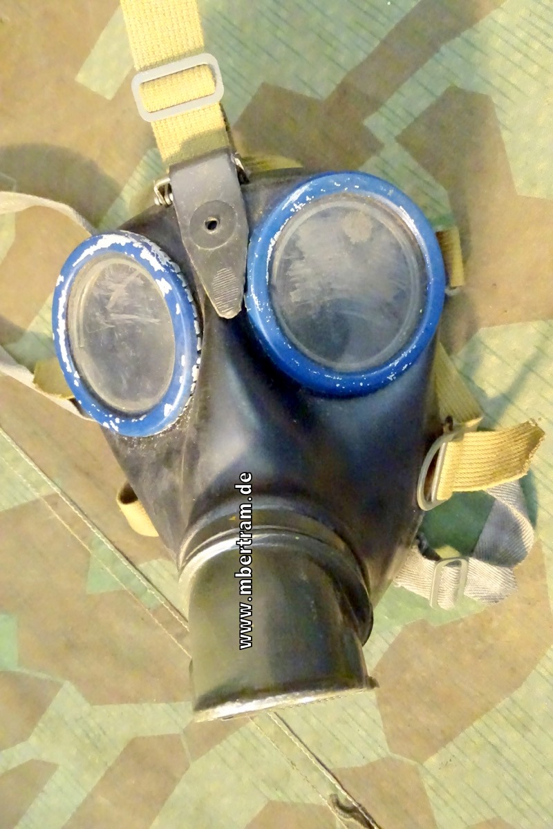 2 Gasmaskendosen " Medi" mit 1 Gasmaske und 1 Wehrmachtsgasmaske