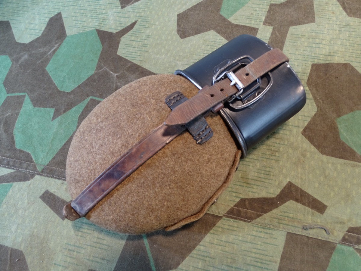 Feldflasche der Luftwaffe oder Kriegsmarine mit braunem Riemen AWG 40