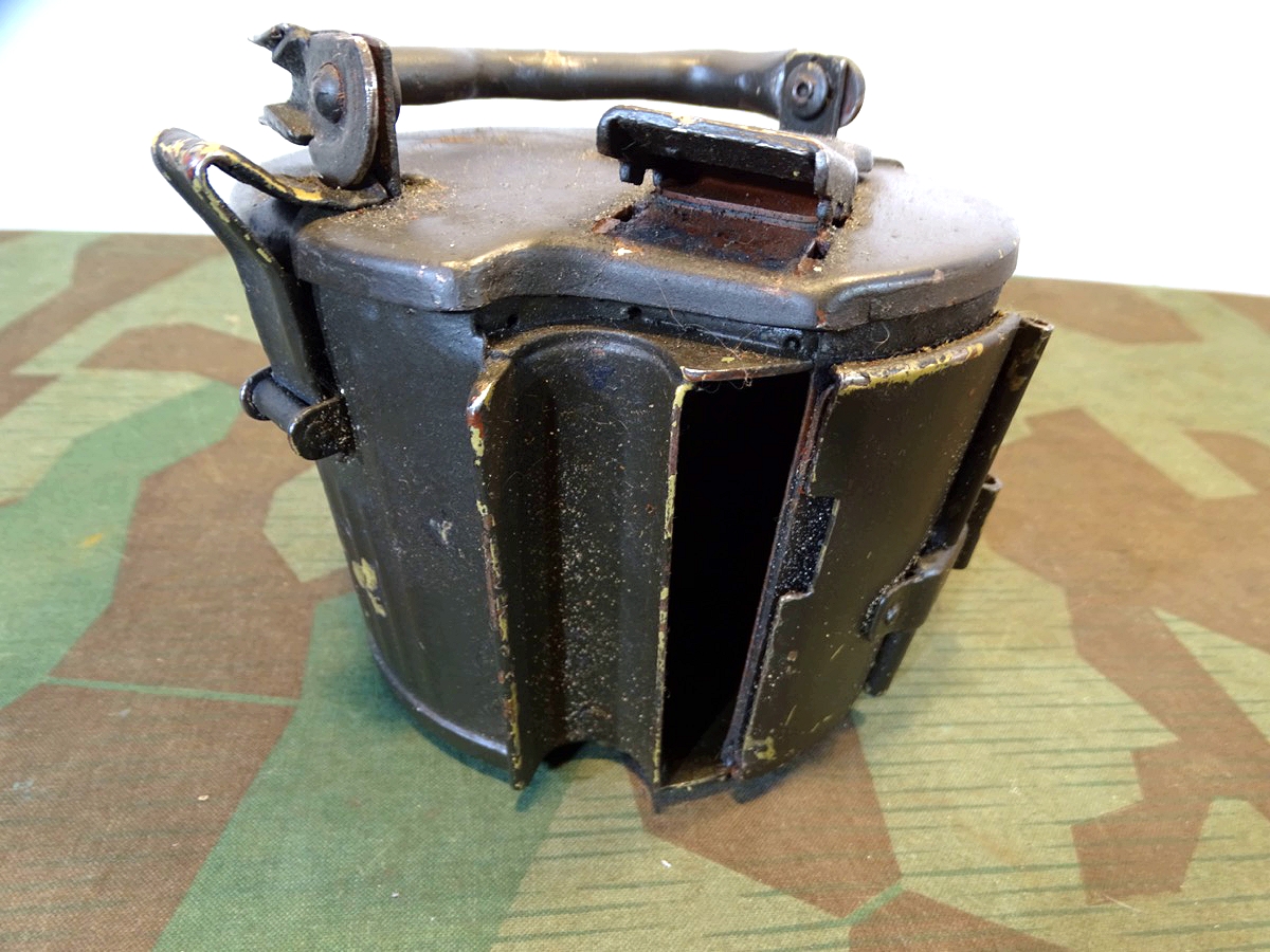 Wehrmacht , dunkel feldgraue Gurttrommel für MG 42/34, Hersteller  "ddf", darunter Lehmgelb. 
