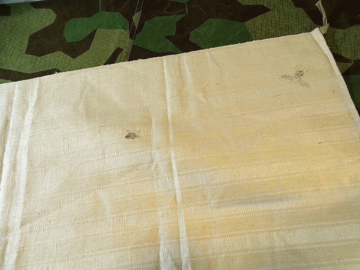 Rohweißes Leinenhandtuch, Wehrmacht, unbenutzt mit " Reichsadler H.U." , kleiner Fleck , ca. 97,5 x 52 cm