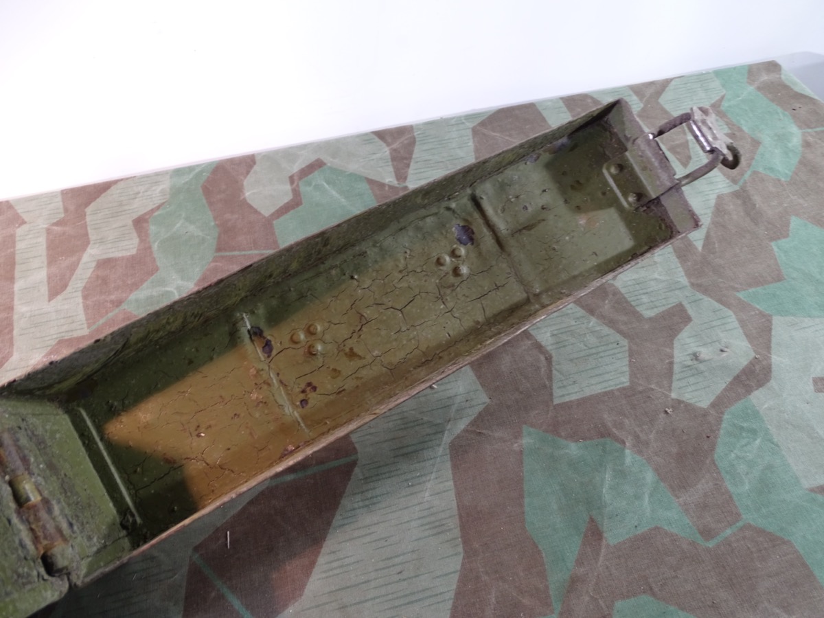 Tschechischer Gurtkasten 2. Weltkrieg, Variante : Deckel mittig frontmässig erhöht 