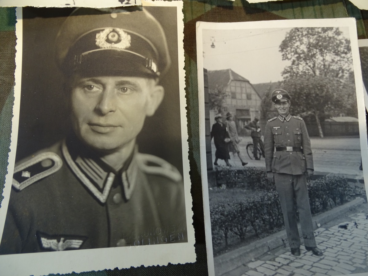 19 Fotos mit 2 Postkarten Portraits eines Feldwebels der Wehrmacht. 