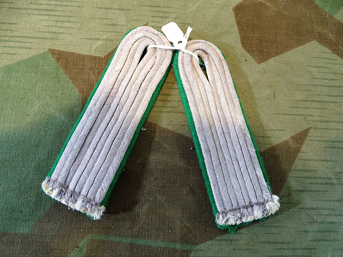 Paar Schulterklappen Wehrmacht, Leutnant der Gebirgsjäger für die Feldbluse zum einnähen, Top Zustand