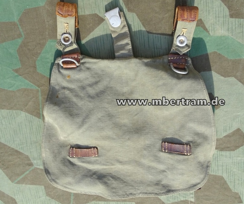 2. Weltkrieg früher Brotbeutel v. 1936 feldgrauer Stoff, braunes Leder, Alubeschläge
