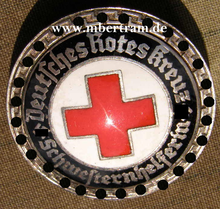 DRK Brosche " Schwesternhelferin ", 2.Form, emailliert