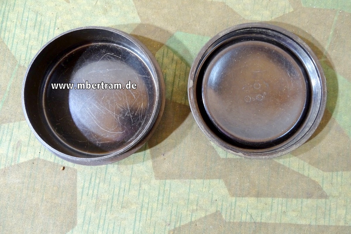 Schwarze Presstoff Butterdose der Wehrmacht, guter Zustand.