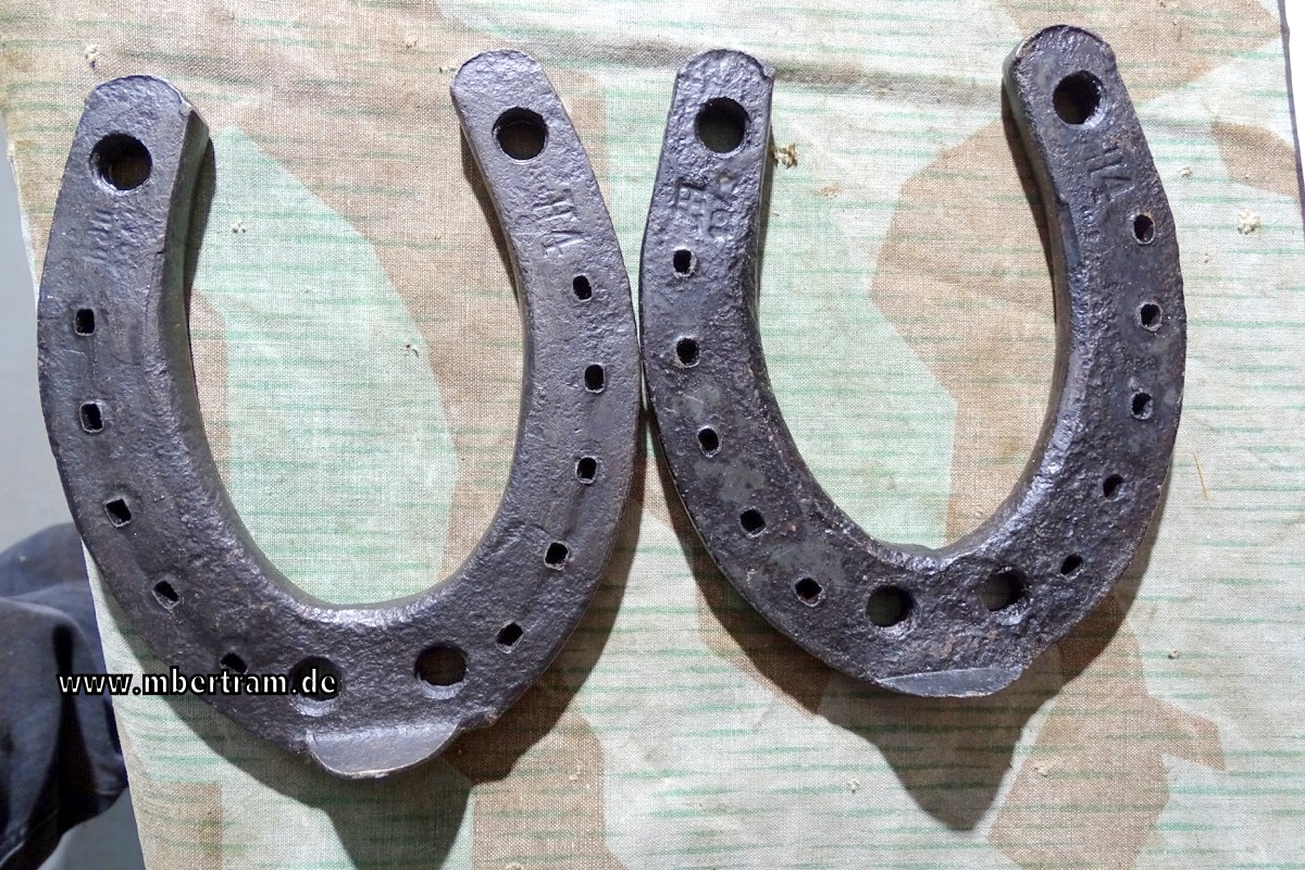 Wehrmacht Paar Kavallerie Hufeisen Gr. H 4 , Stempel  "Hau 1944/AH 1943"