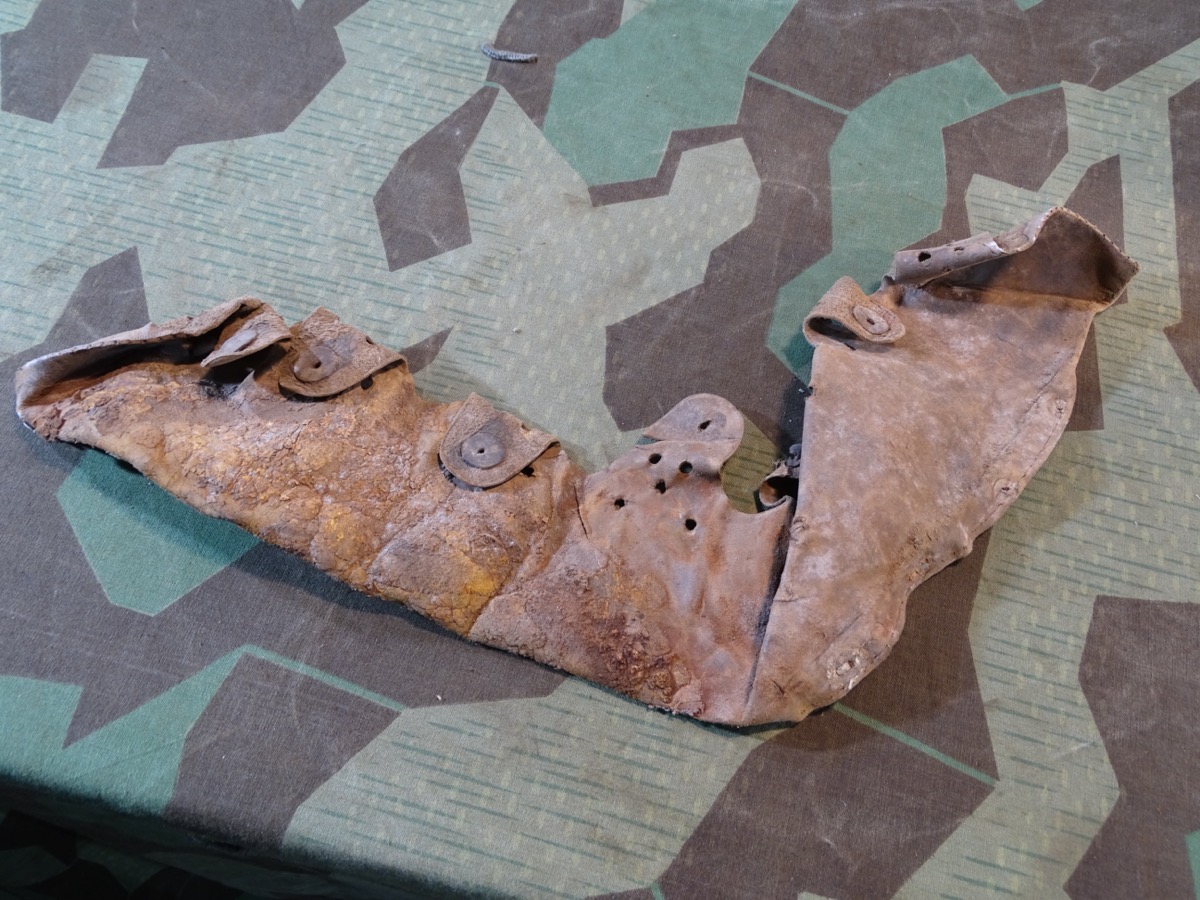 Original Stahlhelmleder für Wehrmachts Stahlhelme, früher Wasserfund. Ca. 56,5 cm