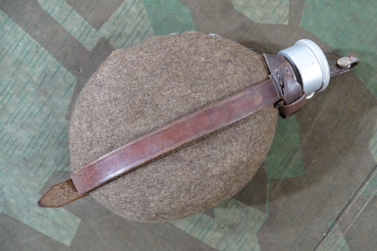 Feldflasche für Wehrmachts Helferinnen. Kleines Modell, daß an den Brotbeutel gehört.
