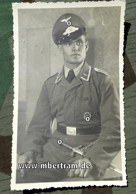 Luftwaffen Unteroffizier mit Schirmmütze, Borddolch und Flugzeugführerabzeichen