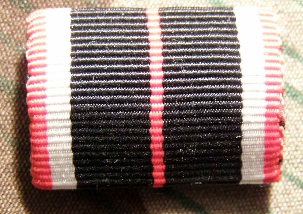 Bandspange mit Band der Kriegsverdienstmedaille