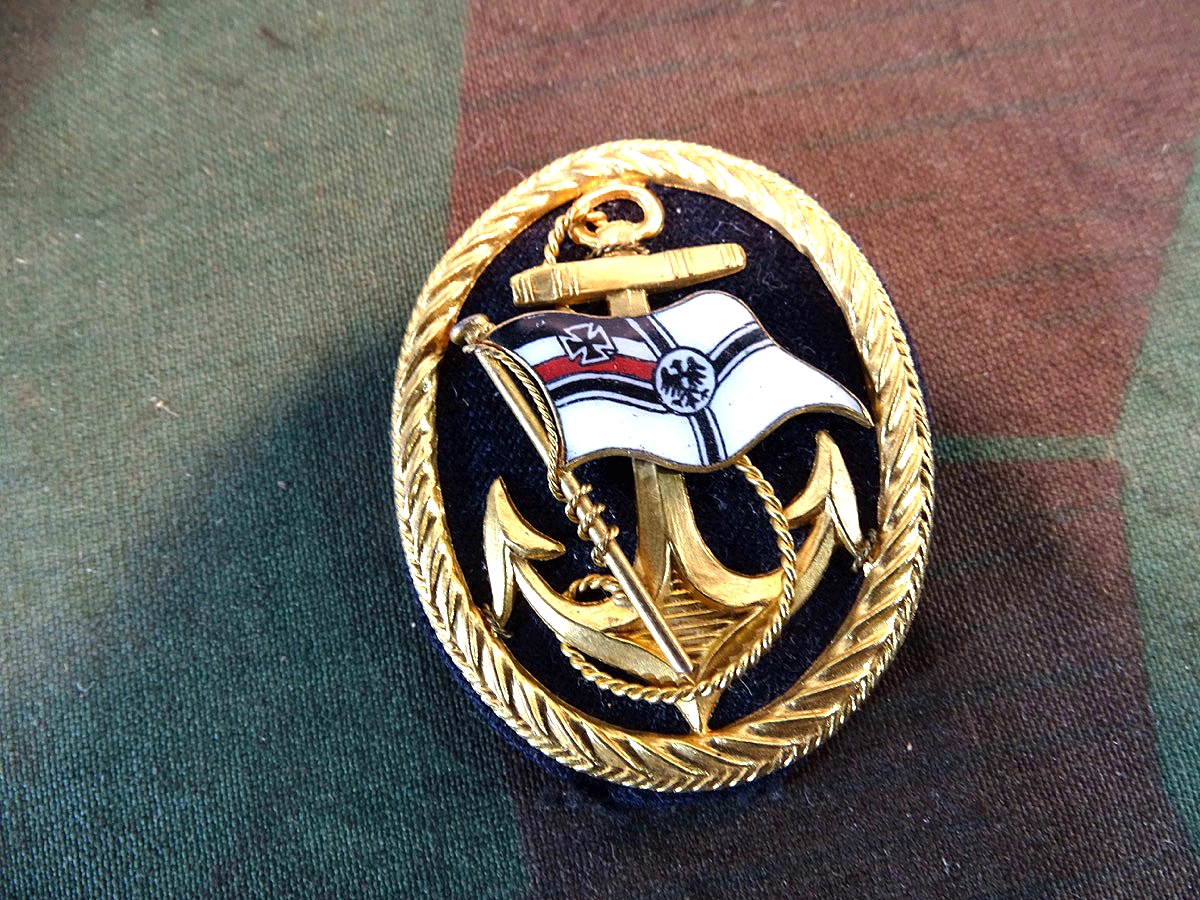Mützenabzeichen Marinebund / Marine Kameradschaft, sehr schön sauber geprägt und emailliert. 