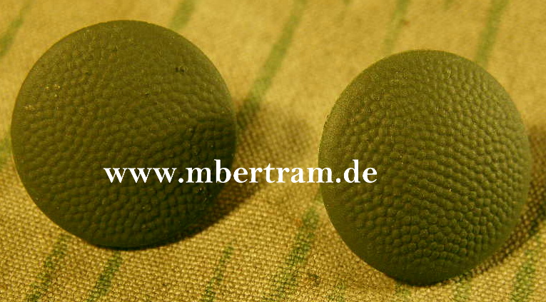 Paar feldgraue / grüne Wehrmachts Schulterklappenknöpfe 17mm 