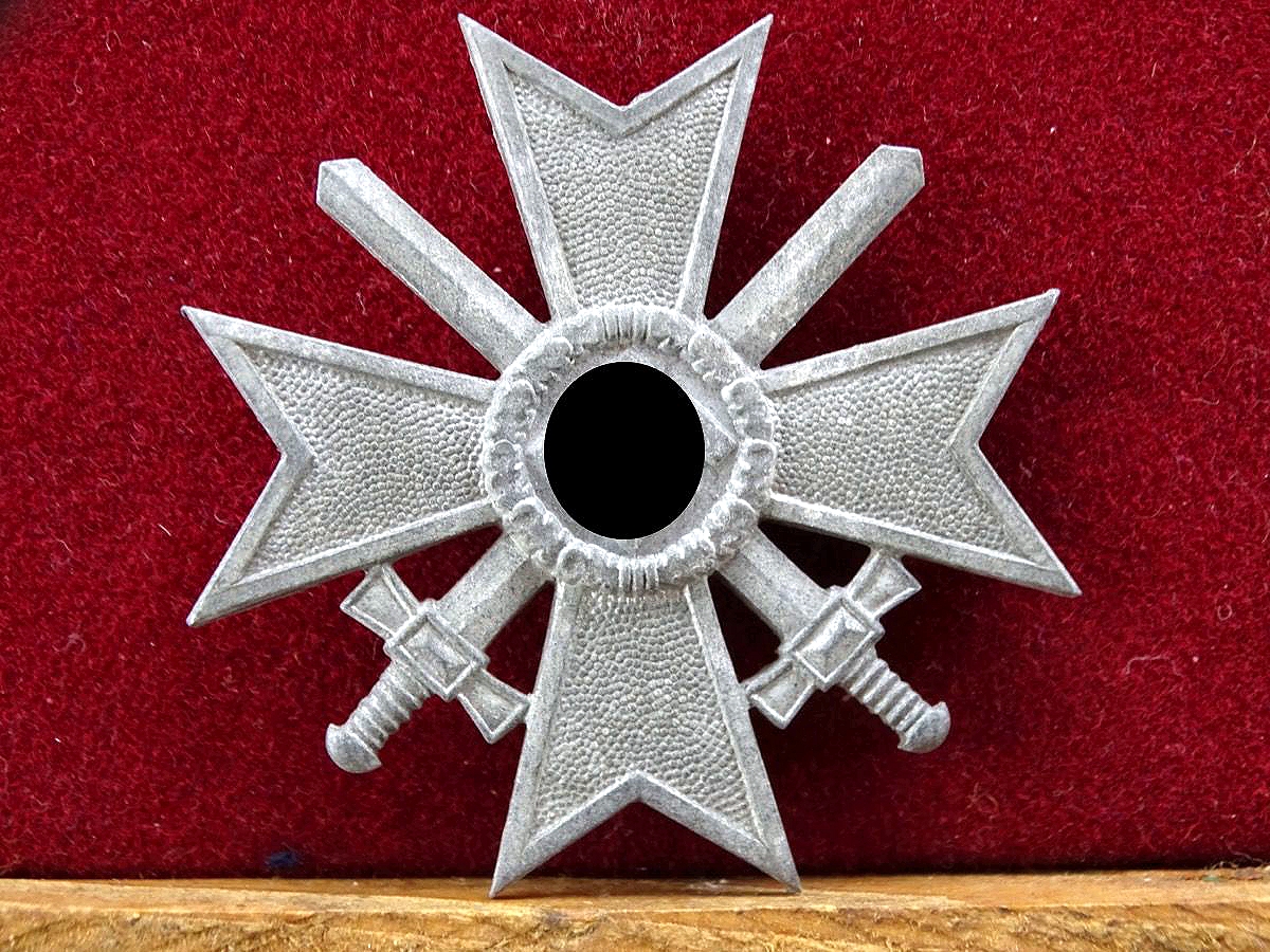 Kriegsverdienstkreuz 1. Klasse 1939, mit Schwertern, Feinzink, Steinauer und Lück Lüdenscheid