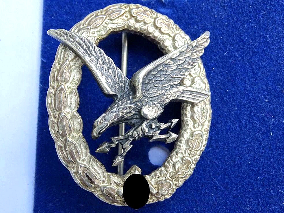 Fliegerschützen Abzeichen mit Blitzbündel Buntmetall, vesilbert, Adler dunkel getönt, Assmann