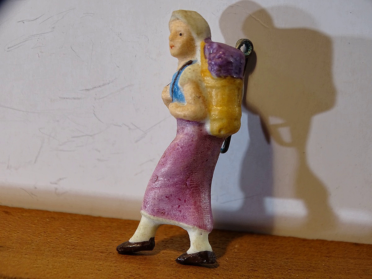 WHW- SCHAFFENDES DEUTSCHLAND.März 1939. Farbige Porzellanfigur: Wein Bäuerin