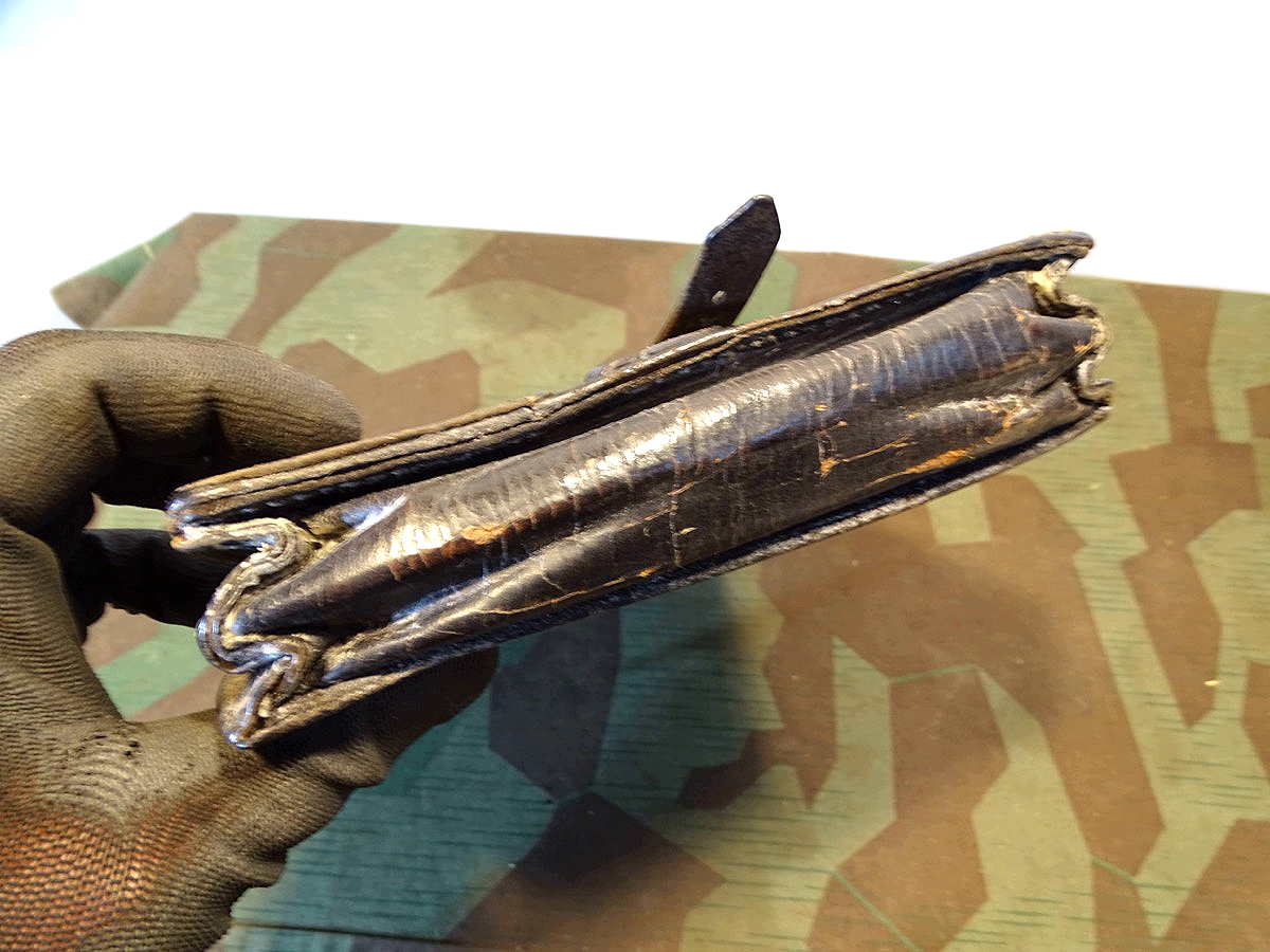 Schwarze Leder Kartentasche der Luftwaffe LBA ( S) mit diversem alten Inhalt. 