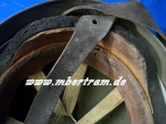 2575-9 England: Fallschirmjäger Helm "BMB 1943, Gr.7 1/8"