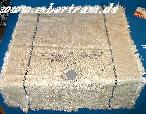Tischdecke aus Heeres Verpflegungssack. Mittig Reichsadler