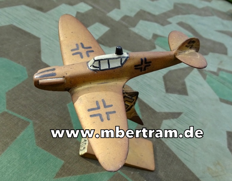 Kriegs Modellflugzeug ME 109 Jagdflugzeug aus Messing mit Metallsockel