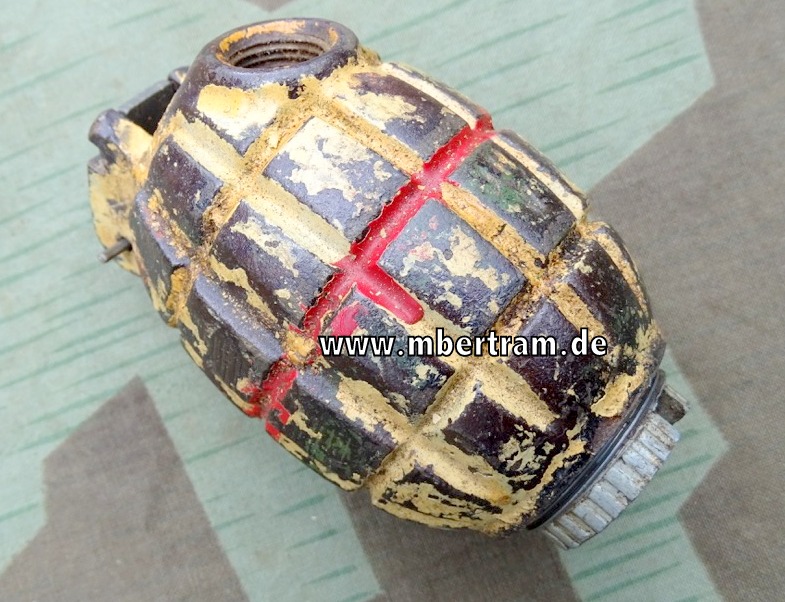 Englische Deko Handgranate 2. Weltkrieg, Mills bomb N°36. Sandgelber Lack