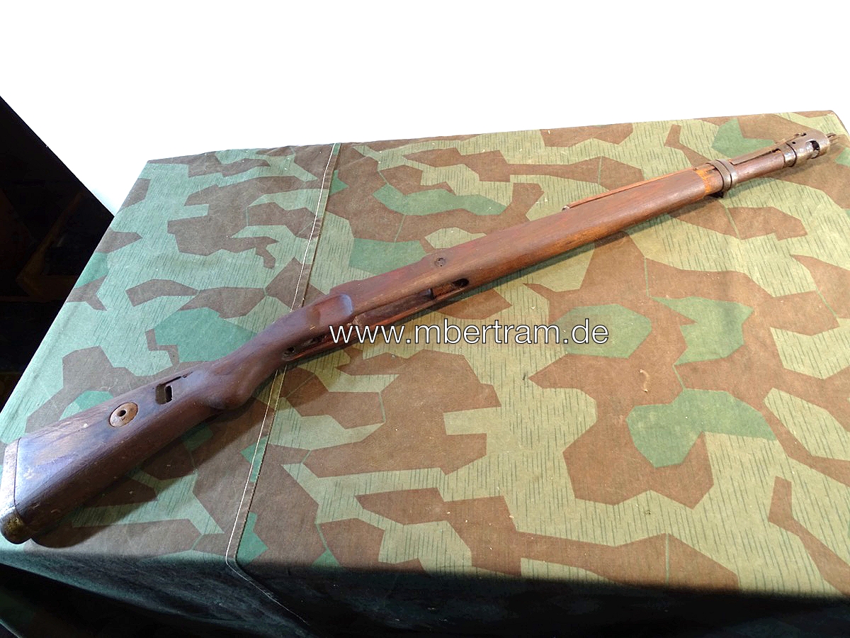 20877-9 Späte K 98 Schäftung, Wehrmacht, Kriegsfertigung Schichtholz mit Beschlägen u.Oberholz