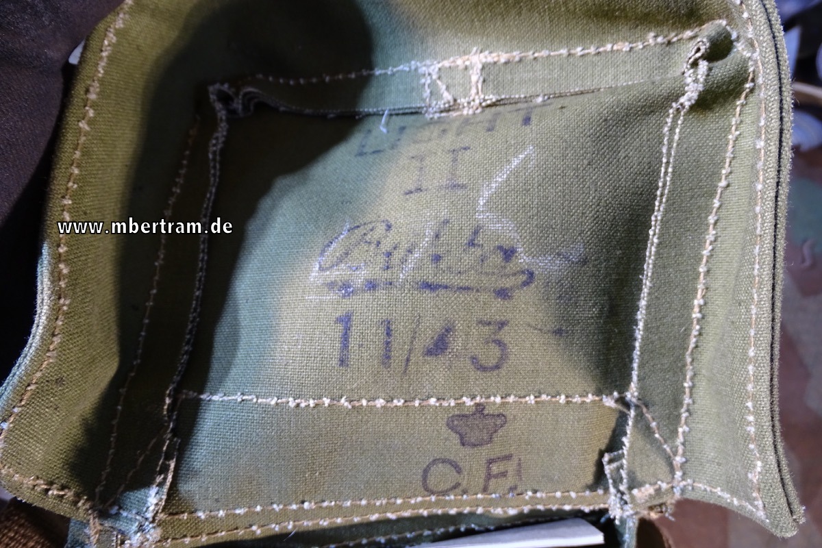 20068-7 Britische Gasmaske mit Tasche 2. Weltkrieg, schön gestempelt.