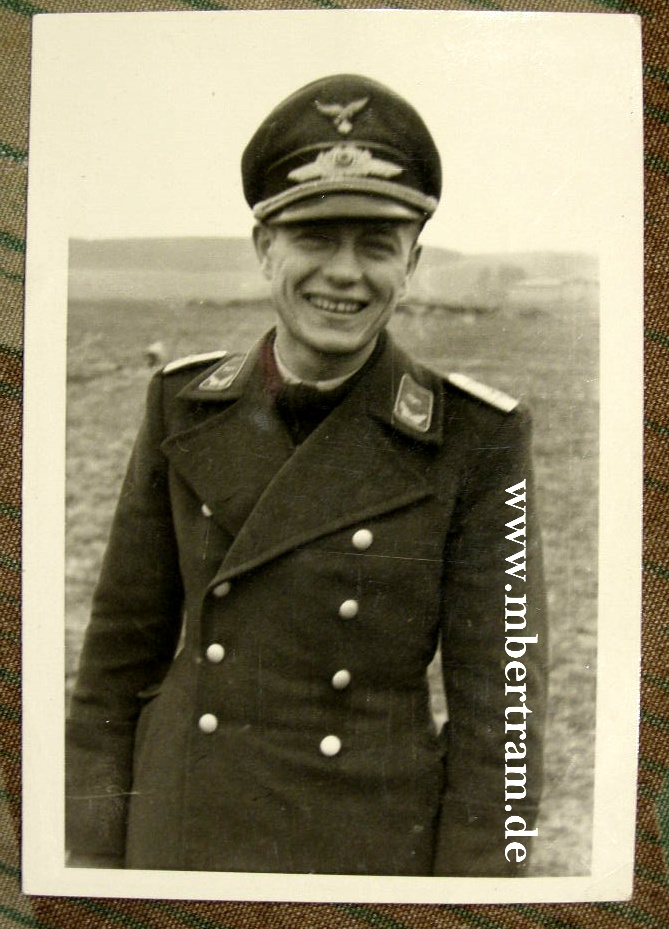 Portraitfoto Leutnant der Luftwaffe mit Schirmmütze
