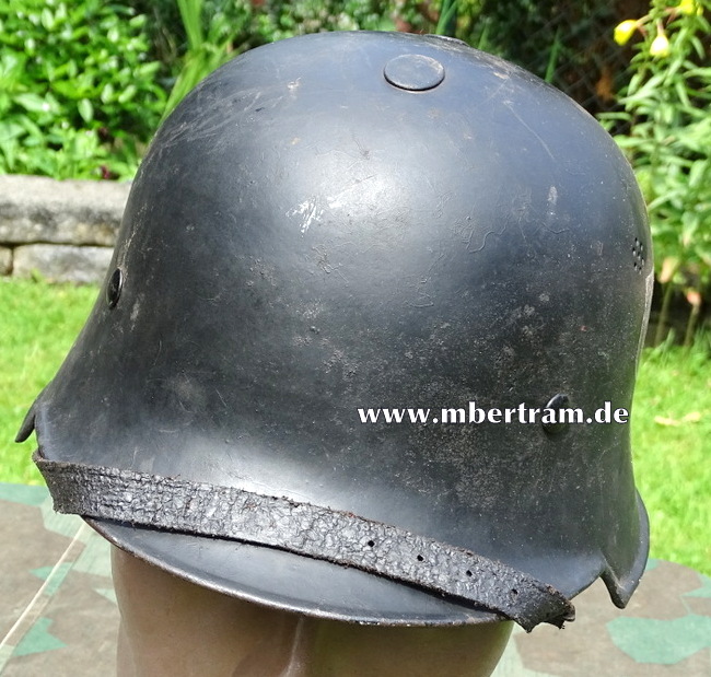 Feuerlöschpolizei Stahlhelm, 2 Originalabzeichen.