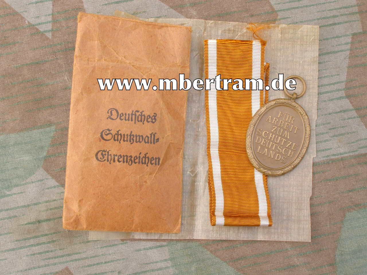 Deutsches Schutzwall Ehrenzeichen mit Tüte u. Packpapier, W.Hobacher Wien