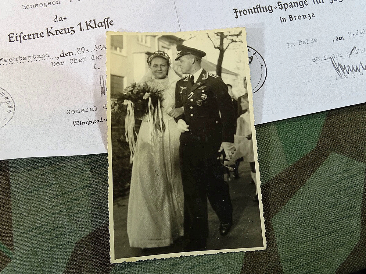 Fotonachlass mit Kopie der Urkunden, DK Gold Träger und Ehrenpokal Inhaber Jagdflieger d. Luftwaffe Fotonachlass mit Kopie der Urkunden, DK Gold Träger und Ehrenpokal Inhaber Jagdflieger d. Luftwaffe